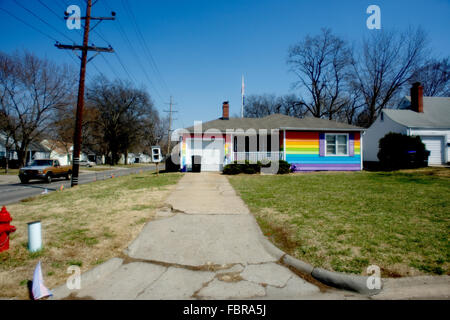 Topeka, Kansas, USA, 29. März 2014 der Rainbow House Topeka Kansas. Aaron Jackson, einer der Gründer der Pflanzung Frieden, einer mehrgleisigen Wohltätigkeitsorganisation, die in der Vergangenheit der Schwerpunkt in Rainforest Conservation, Eröffnung Waisenhäuser und Entwurmung Programme, kaufte ein Haus, das direkt gegenüber der Westboro Baptist Church Compound vor einem halben Jahr sitzt. Am Dienstag, den 19. März malen er mit einem Team von Freiwilligen es entsprechend der gay-Pride-Flagge. Bildnachweis: Mark Reinstein Stockfoto