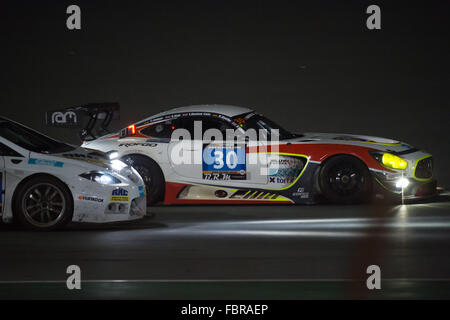 Der Mercedes SLS AMG GT3 Ram Racing auf der Strecke während des Nacht-Abschnitts der Hankook 24H Dubai Autorennen Stockfoto