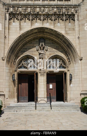 Vor dem Eingang der Kirche in Chicago Stockfoto