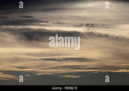 Wanderwege vom Flugzeug in den Himmel verlassen. Stockfoto