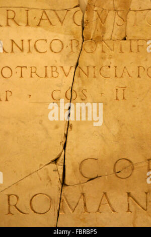 Antike lateinische Schriften in Stein gemeißelt, Museo Nazionale Romano, Diokletiansthermen, Rom Italien text Textur Stockfoto