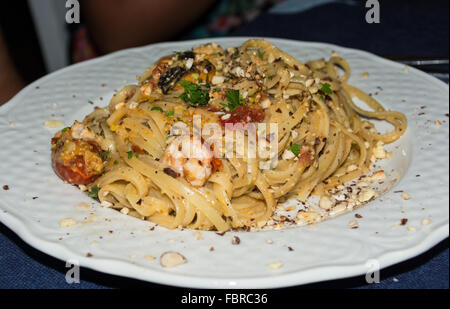 Schüssel mit Nudeln mit Meeresfrüchten und Pistazien. Typisch sizilianische Küche, die Tradition der mediterranen Ernährung. Stockfoto