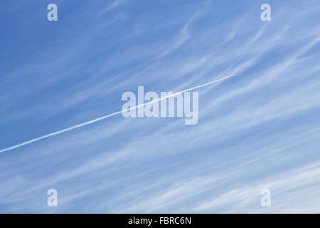 Blaue bewölkter Himmel mit weißen Pfad des Flugzeugs Stockfoto