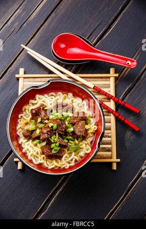 Miso Ramen asiatische Nudeln mit Rindfleisch auf dunklem Holz Stockfoto