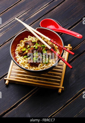 Miso Ramen asiatische Nudeln mit Rindfleisch auf dunklem Holz Stockfoto