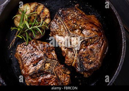 Gebratene Lammkoteletts mit Rosmarin und Knoblauch auf Eisenpfanne Lende Stockfoto