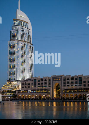 Adresse Hotel Dubai Mall in der Abenddämmerung. Stockfoto