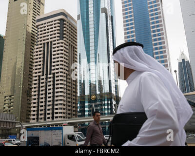 Arabische Mann & Expat Arbeitskraft beschäftigt Sheik Zayed Road entlang. Stockfoto