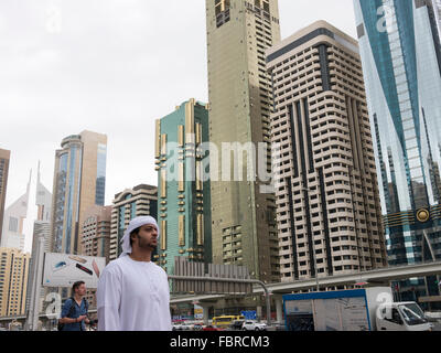 Arabische Mann zu Fuß entlang der belebten Sheikh Zayed Road Stockfoto