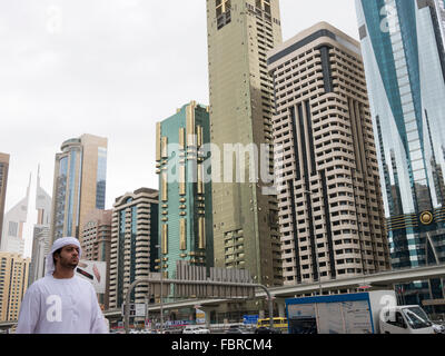 Arabische Mann zu Fuß entlang der belebten Sheikh Zayed Road Stockfoto