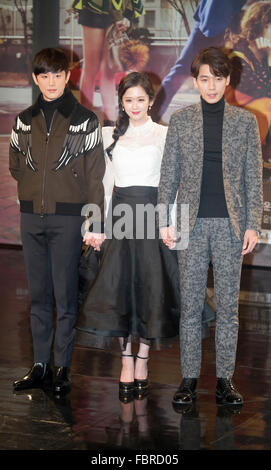 Kwon Yool, Jung Kyung-Ho und Jang Na-Ra, 18. Januar 2016: südkoreanischer Schauspieler Kwon Yool (L) und Jung Kyung-Ho (R) stellen mit der Schauspielerin Jang Na-Ra im Rahmen einer Pressekonferenz für einen südkoreanischen Drama "Eine mehr Happyend" in Seoul, Südkorea. Bildnachweis: Lee Jae-Won/AFLO/Alamy Live-Nachrichten Stockfoto