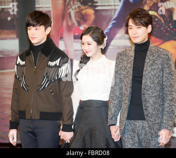 Kwon Yool, Jung Kyung-Ho und Jang Na-Ra, 18. Januar 2016: südkoreanischer Schauspieler Kwon Yool (L) und Jung Kyung-Ho (R) stellen mit der Schauspielerin Jang Na-Ra im Rahmen einer Pressekonferenz für einen südkoreanischen Drama "Eine mehr Happyend" in Seoul, Südkorea. Bildnachweis: Lee Jae-Won/AFLO/Alamy Live-Nachrichten Stockfoto