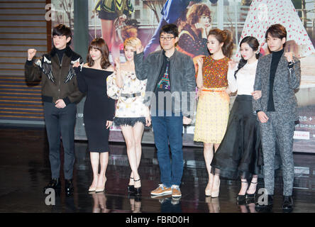 Kwon Yool, Yoo Da-In, Seo In-Young Kwon Sung-Chan, Yoo In-Na, Jang Na-Ra und Jung Kyung-Ho, 18. Januar 2016: südkoreanischer Schauspieler Kwon Yool (L) und Jung Kyung-Ho (R) und Schauspielerinnen Yoo Da-In (2 L), Seo In-Young (3. L), Yoo-Na (3. R) und Jang Na-Ra (2. R) stellen mit Regisseur Kwon Sung-Chan während einer Pressekonferenz für einen südkoreanischen Drama "Eine mehr Happyend" in Seoul , South Korea. Bildnachweis: Lee Jae-Won/AFLO/Alamy Live-Nachrichten Stockfoto