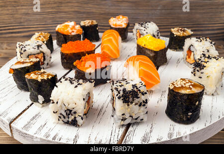 Sushi auf hölzernen Hintergrund festlegen Stockfoto