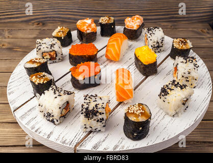 Sushi auf hölzernen Hintergrund gesetzt. Stockfoto