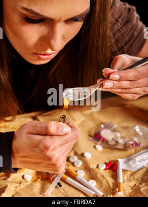 Mädchen Süchtigen mit Heroin Löffel und leichter. Stockfoto