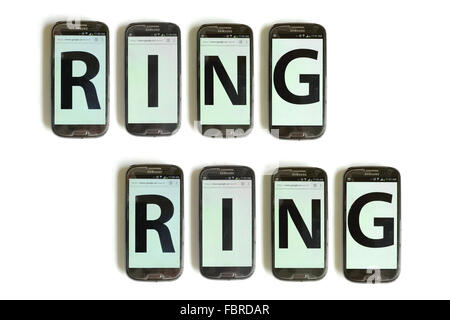 Ring Ring geschrieben auf den Bildschirmen der Smartphones vor weißem Hintergrund fotografiert. Stockfoto