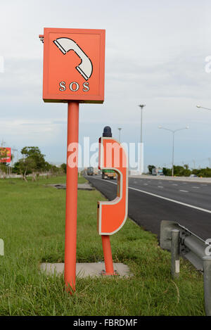 Orange-Notfall Telefonzelle für helfen Ihre Panne. Stockfoto