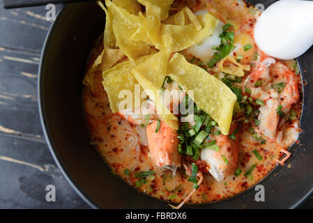 Tomyam Kung ist berühmte thailändische Küche und ist scharf und würzig. Stockfoto