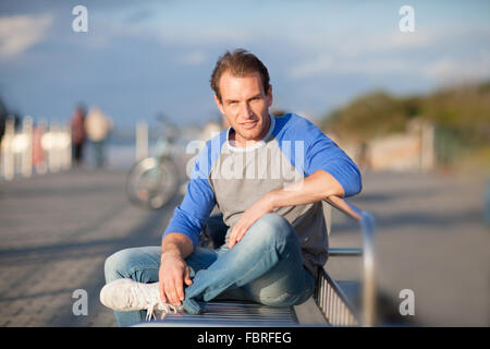 Nachdenklicher Mann Porträt. Outdoor Shooting Stockfoto
