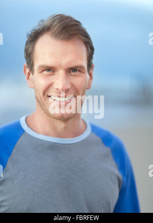 Lächelnder Mann Porträt. Outdoor Shooting Stockfoto