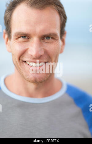 Lächelnder Mann Porträt. Outdoor Shooting Stockfoto