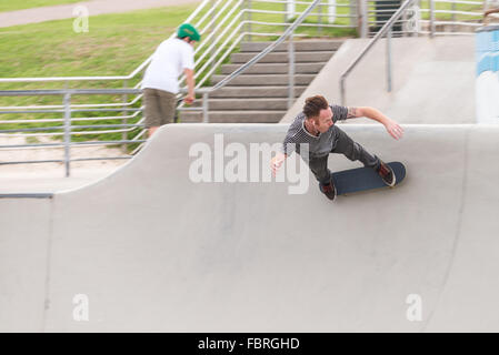 Sydney, Australien - 8. November 2015: Unbekannte Skateboarder skating Tricks an Bondi Skate-Park tut. Stockfoto