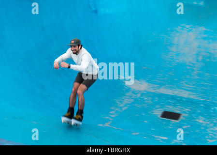 Sydney, Australien - 8. November 2015: Unbekannte Skateboarder skating Tricks an Bondi Skate-Park tut. Stockfoto