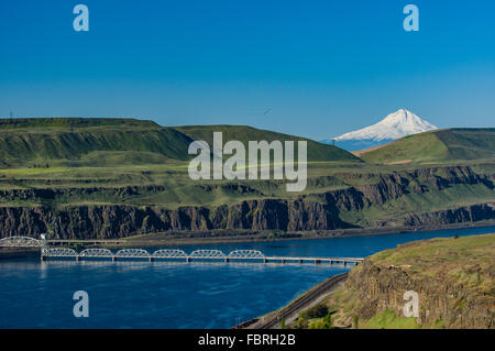 Ansicht des Mount Hood mit einer Eisenbahnbrücke über den Columbia RIver. Lyle, Washington, USA Stockfoto