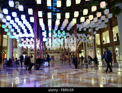 Leuchten - ein spektakulärer Beleuchtung Display im Wintergarten, Brookfield Place, New York City, New York Stockfoto