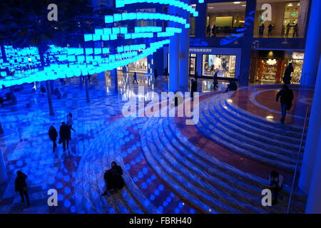 Leuchten - ein spektakulärer Beleuchtung Display im Wintergarten, Brookfield Place, New York City, New York Stockfoto