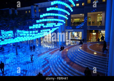 Leuchten - ein spektakulärer Beleuchtung Display im Wintergarten, Brookfield Place, New York City, New York Stockfoto