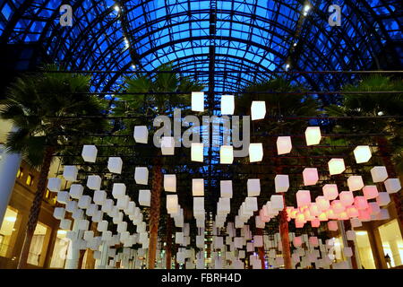 Leuchten - ein spektakulärer Beleuchtung Display im Wintergarten, Brookfield Place, New York City, New York Stockfoto