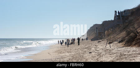 Nauset Licht Strand im Herbst. Menschen, die Sonne genießen und entspannen am Strand. Cape Cod National Seashore, Massachusetts Stockfoto