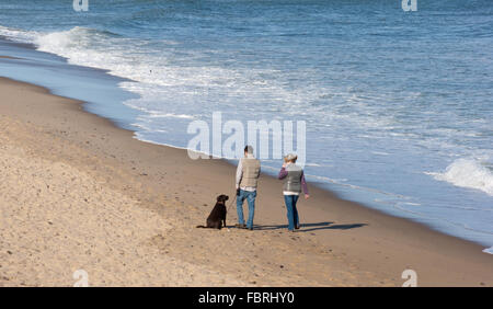 Mitte erwachsenes paar mit Hund am Strand. Nauset Licht Beach, Cape Cod National Seashore, Massachusetts, USA Stockfoto