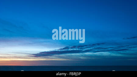 Sonnenuntergang Himmel mit Wolken über dem Ozean Stockfoto