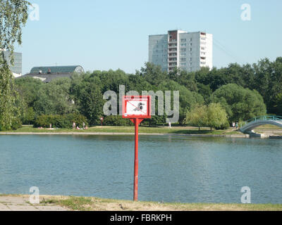 Verbots-Schild an sonnigen Sommertag schwimmen Stockfoto