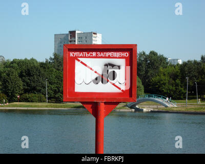 Verbots-Schild an sonnigen Sommertag schwimmen Stockfoto