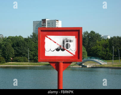 Verbots-Schild an sonnigen Sommertag schwimmen Stockfoto