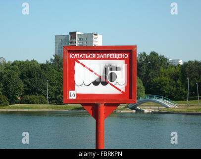 Verbots-Schild an sonnigen Sommertag schwimmen Stockfoto