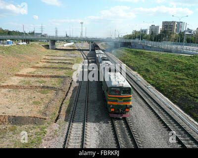 Züge auf Schienen bewegen am Tag Stockfoto