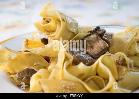 Pappardelle mit Steinpilzen und Kirschtomaten Stockfoto