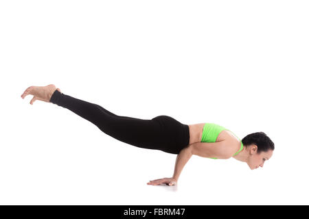 Schöne sportliche Mädchen tun Arm balancieren Yoga-Übungen, Handstand, Pfau Pose, Mayurasana, tonisiert Bauchmuskeln Stockfoto