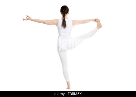 Sportlich schöne junge Frau im weißen Sportbekleidung stehen in Utthita Hasta Padangushthasana, verlängerte Hand-To-Big-Toe Yoga pose Stockfoto