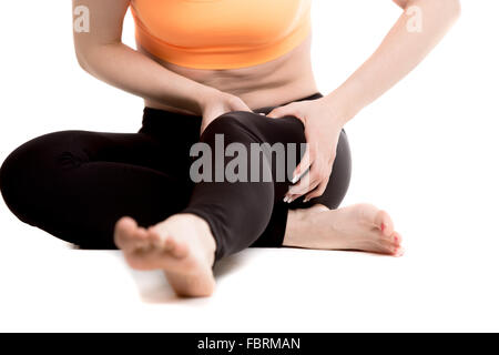 Nahaufnahme eines weiblichen Beine Sportler Mädchen Sportswear massieren schmerzende Oberschenkelmuskulatur, Schmerz zu fühlen, nach Sport Training Stockfoto