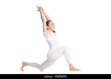 Sportlich schöne junge Frau, die niedrige Longe Übung, Variation von Anjaneyasana, Ashwa Sanchalasana, dreiviertel-Ansicht Stockfoto