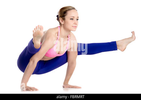 Sportlich attraktive blonde junge Frau machen Handstand, Übung für Armkraft, Firefly Körperhaltung, Asana Tittibhasana, studio Stockfoto