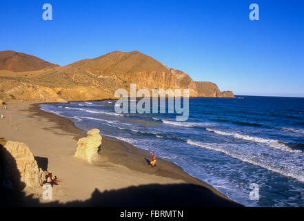 "El Peñon Blanco´beach. In der Nähe von La Isleta del Moro. Cabo de Gata-Nijar Natural Park. Biosphären-Reservat, Provinz Almeria, Andalusien Stockfoto