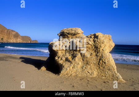 "El Peñon Blanco´beach. In der Nähe von La Isleta del Moro. Cabo de Gata-Nijar Natural Park. Biosphären-Reservat, Provinz Almeria, Andalusien Stockfoto