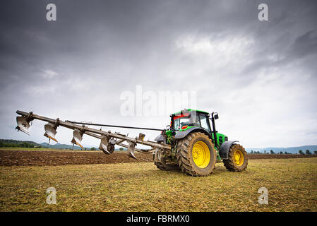 Karlovo, Bulgarien - 22. August 2015: Pflügen ein Feld mit John Deere 6930 Traktor. John Deere 8100 wurde in 1995 - hergestellt. Stockfoto